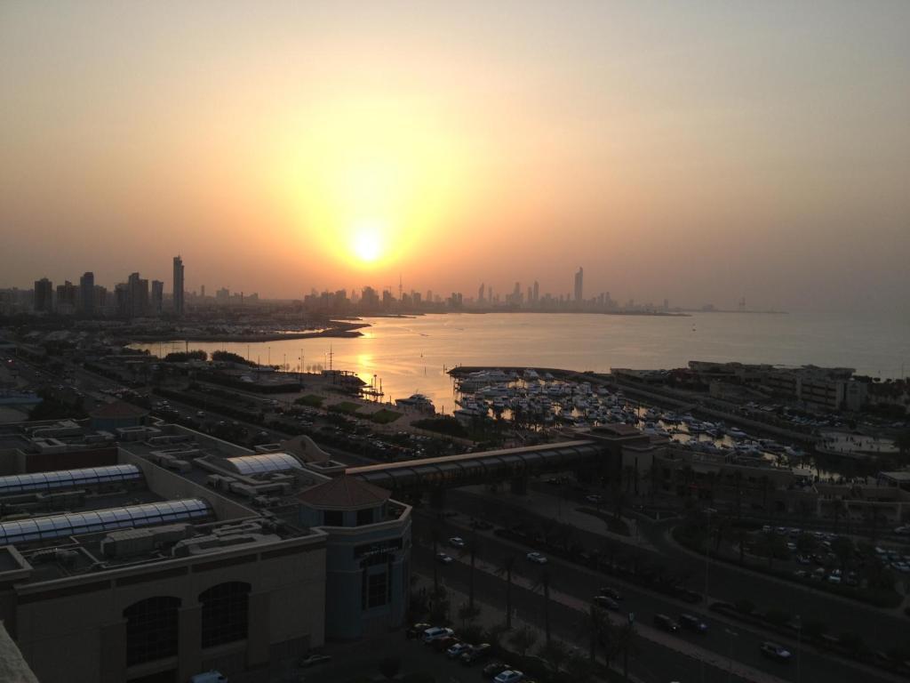 كورنيش للأجنحة الفندقية Salmiya المظهر الخارجي الصورة